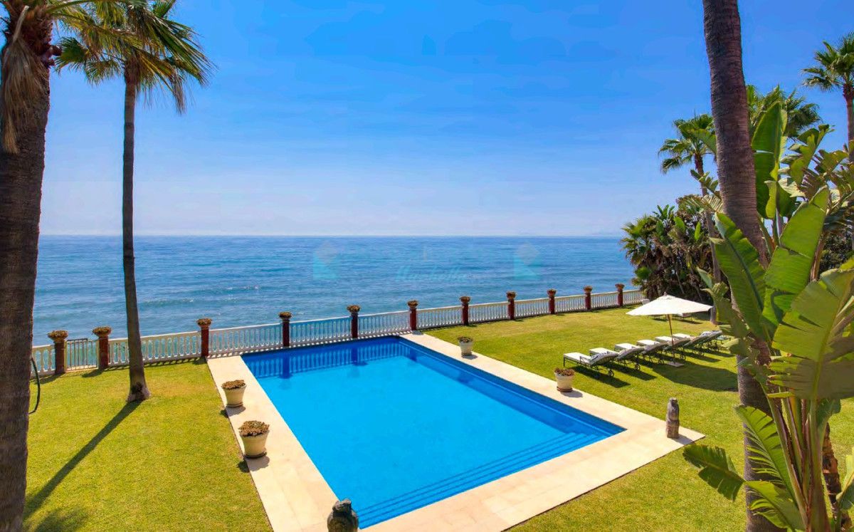 Villa for sale in New Golden Mile, Estepona