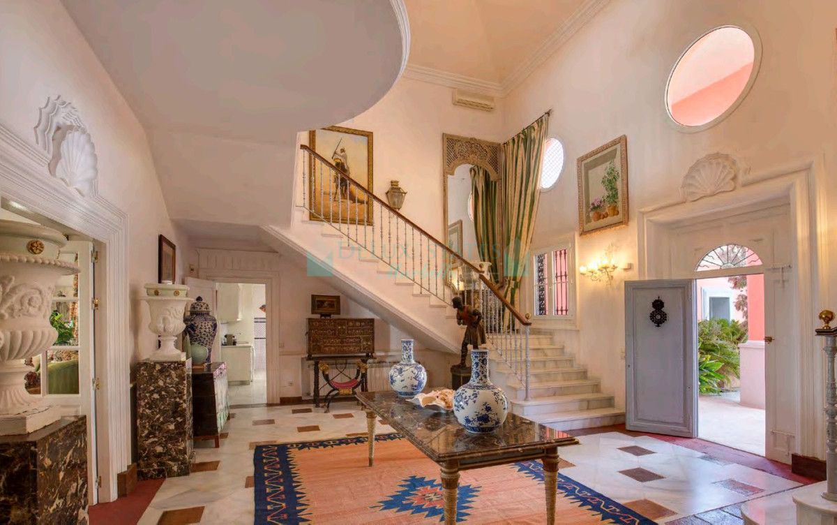 Villa for sale in New Golden Mile, Estepona