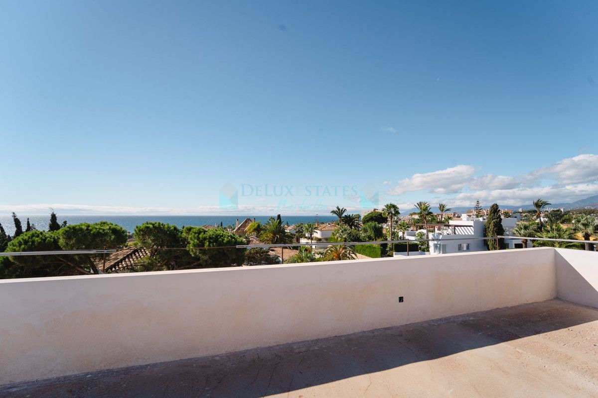 Villa for sale in Las Chapas, Marbella East