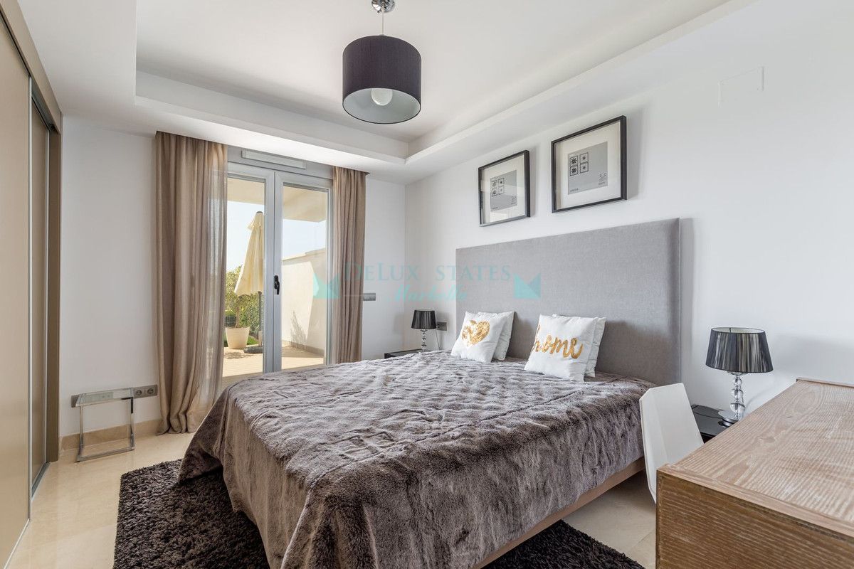 Apartamento Planta Baja en venta en Los Arqueros, Benahavis