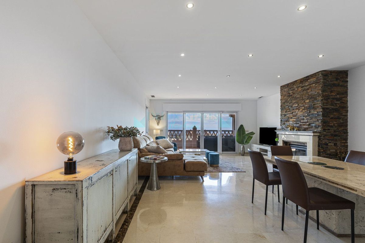 Apartamento en venta en El Almendro, Benahavis