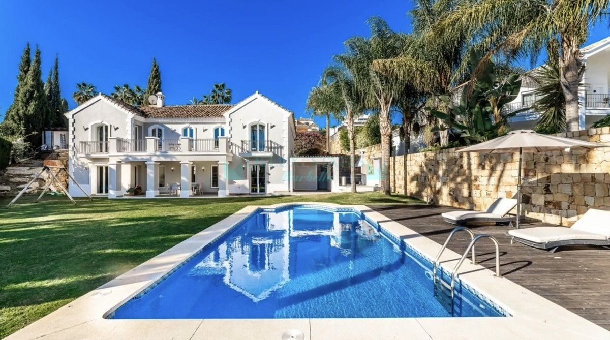 Villa for sale in Nueva Andalucia