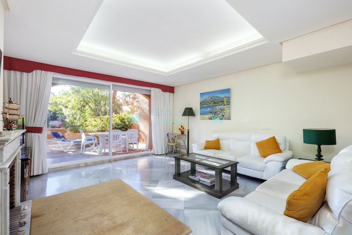 Town House for sale in Nueva Andalucia