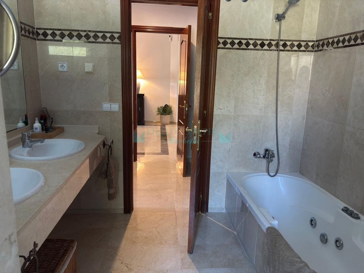 Ground Floor Apartment for rent in Rio Real, Marbella East