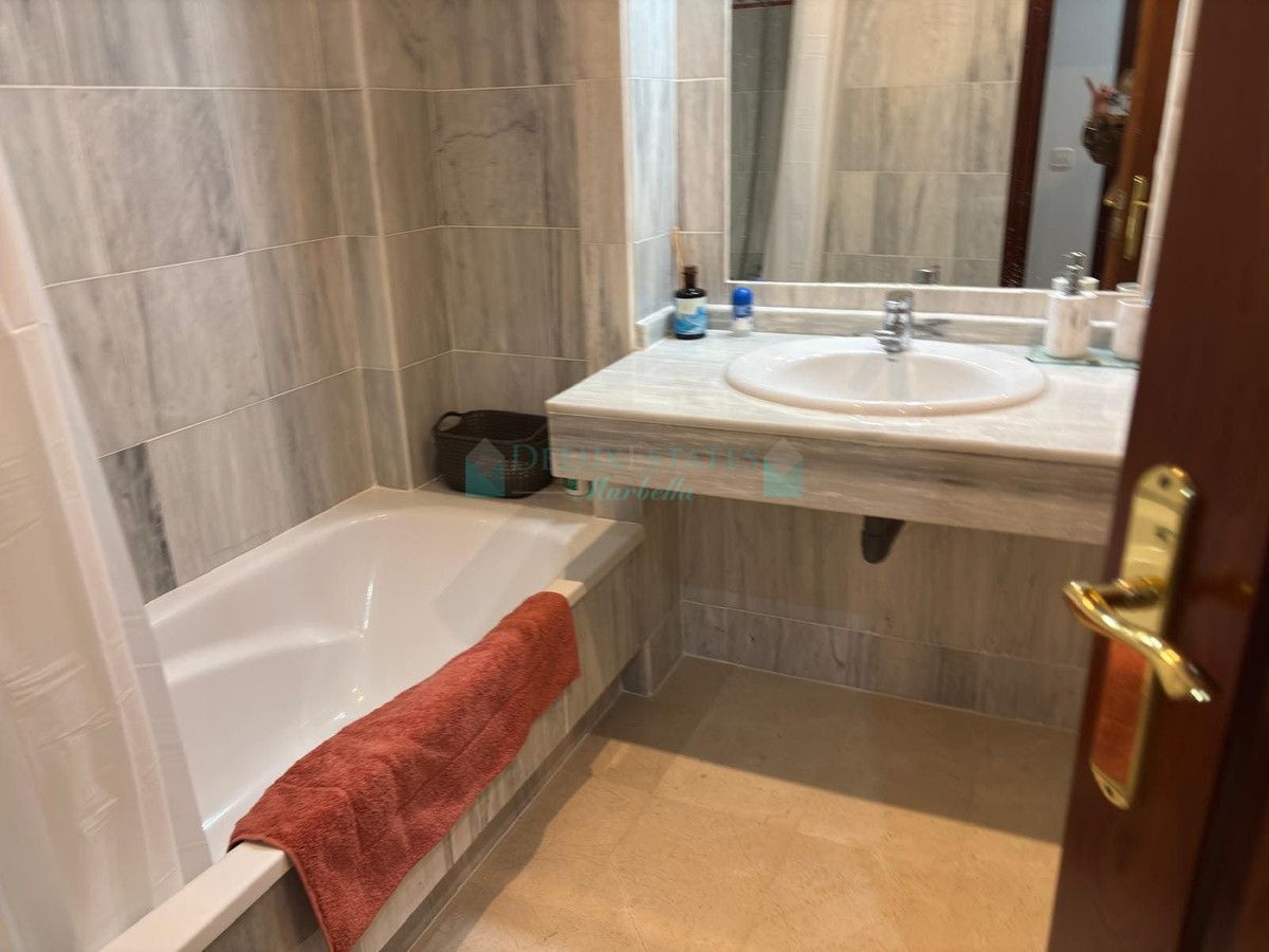 Ground Floor Apartment for rent in Rio Real, Marbella East