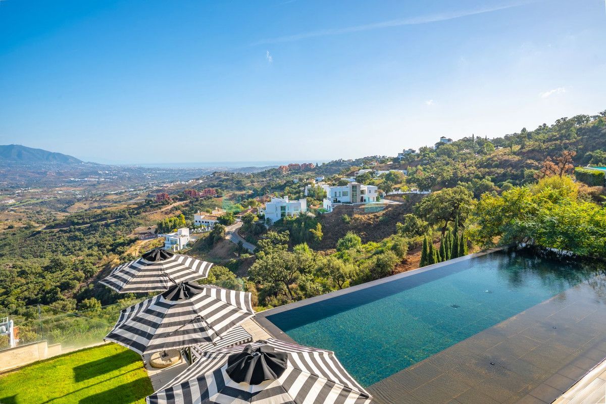 Villa for sale in La Mairena, Marbella East