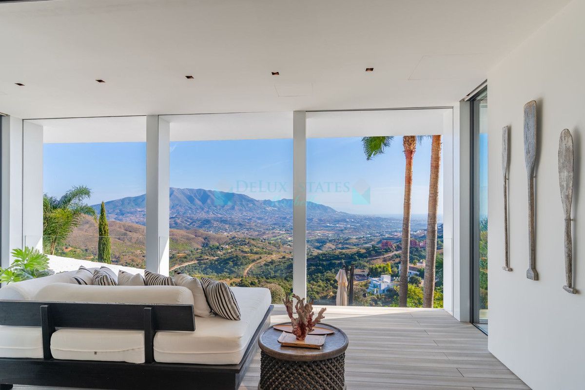 Villa for sale in La Mairena, Marbella East