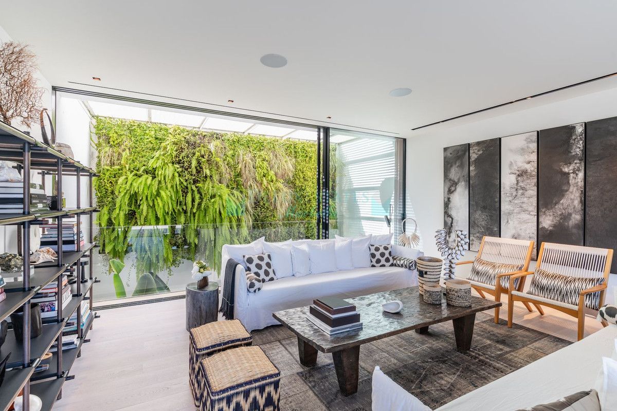 Villa for sale in La Mairena, Marbella East