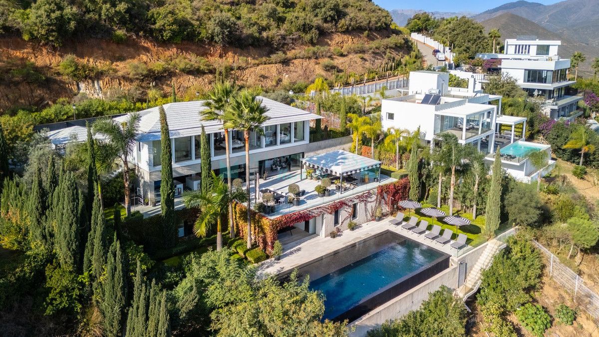 Villa for sale in La Mairena, Marbella East