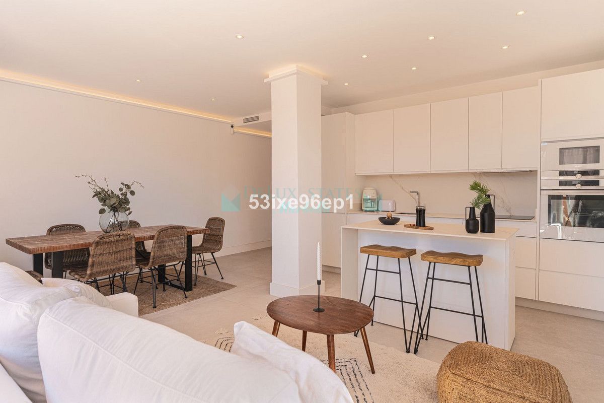 Apartamento en venta en El Paraiso, Estepona