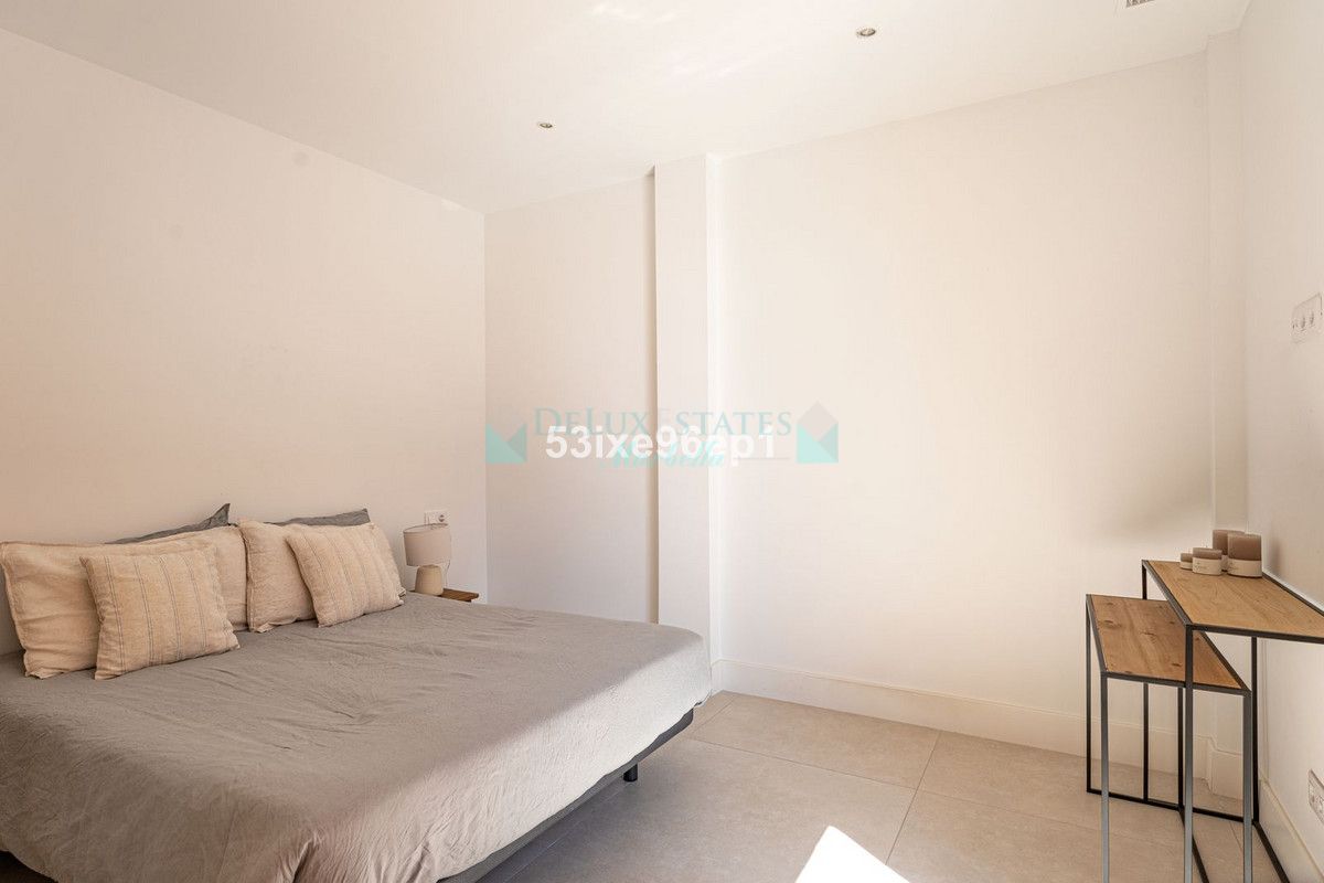 Apartamento en venta en El Paraiso, Estepona