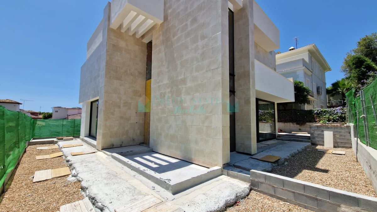 Villa for sale in Nueva Andalucia