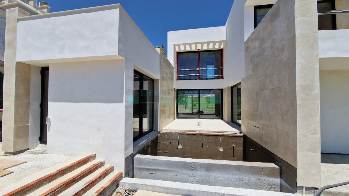 Villa for sale in Nueva Andalucia