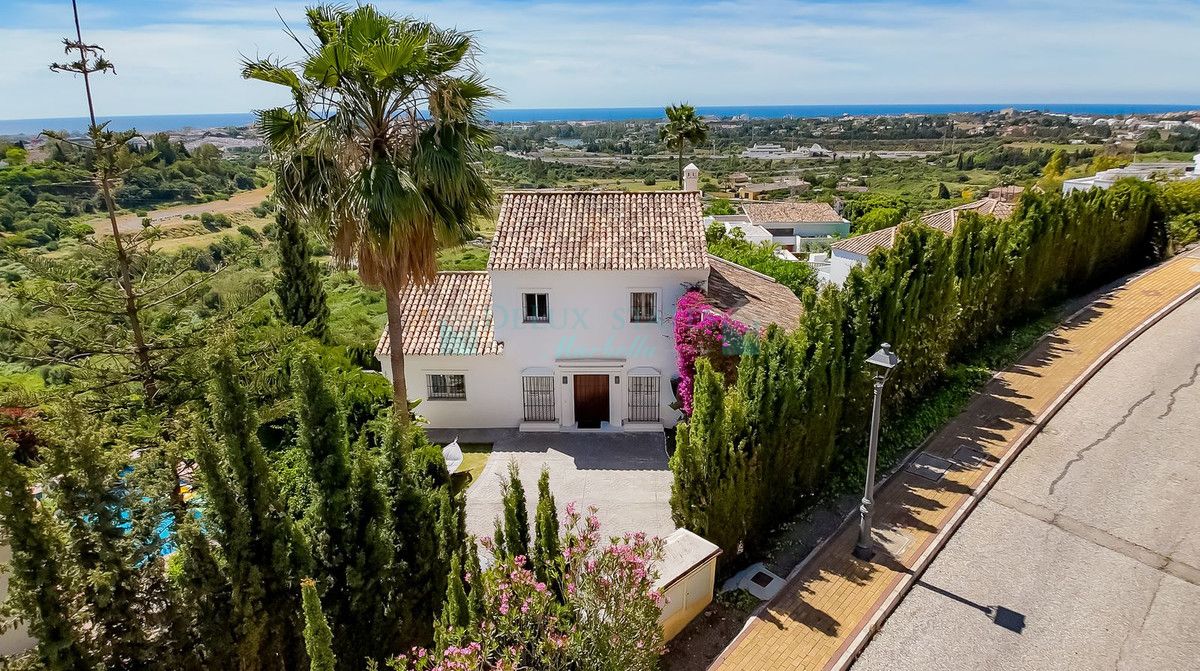 Villa for sale in El Almendro, Benahavis