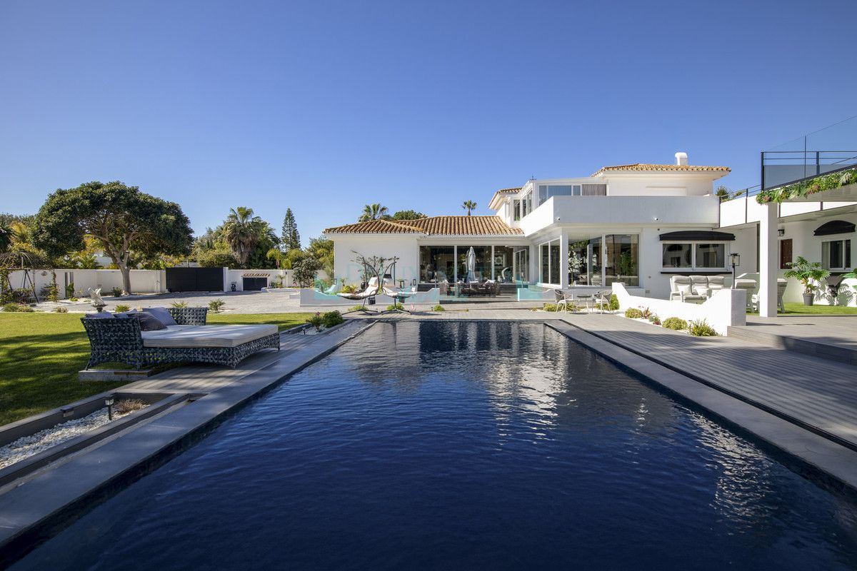 Villa for sale in Estepona