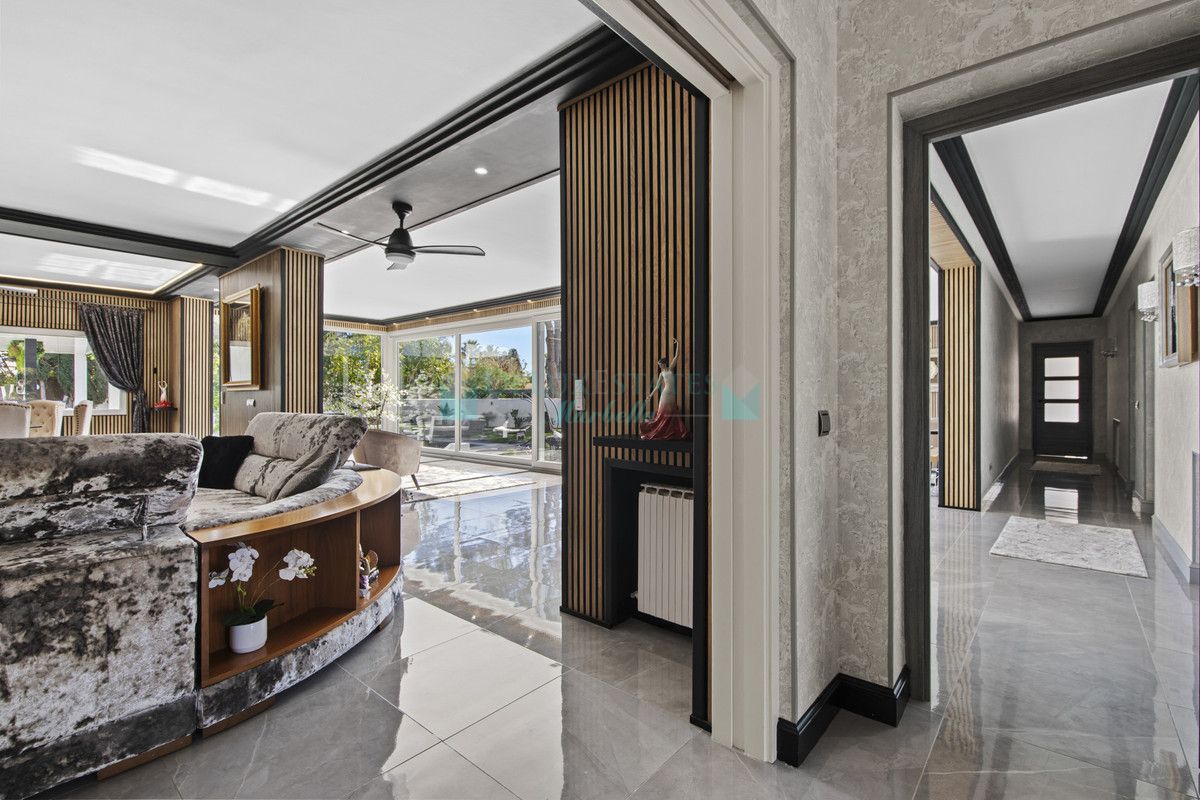 Villa for sale in Estepona