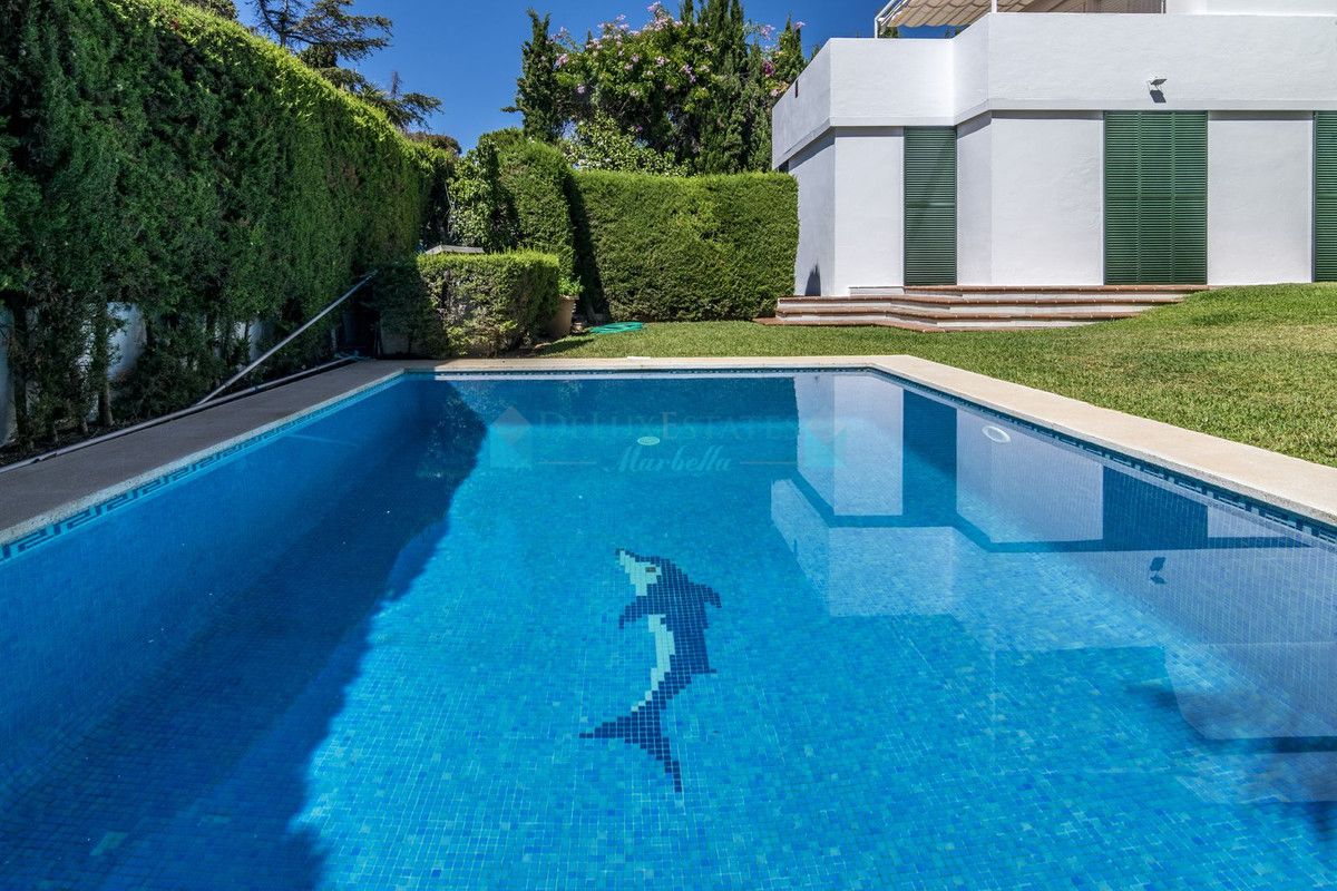 Villa for sale in El Presidente, Estepona
