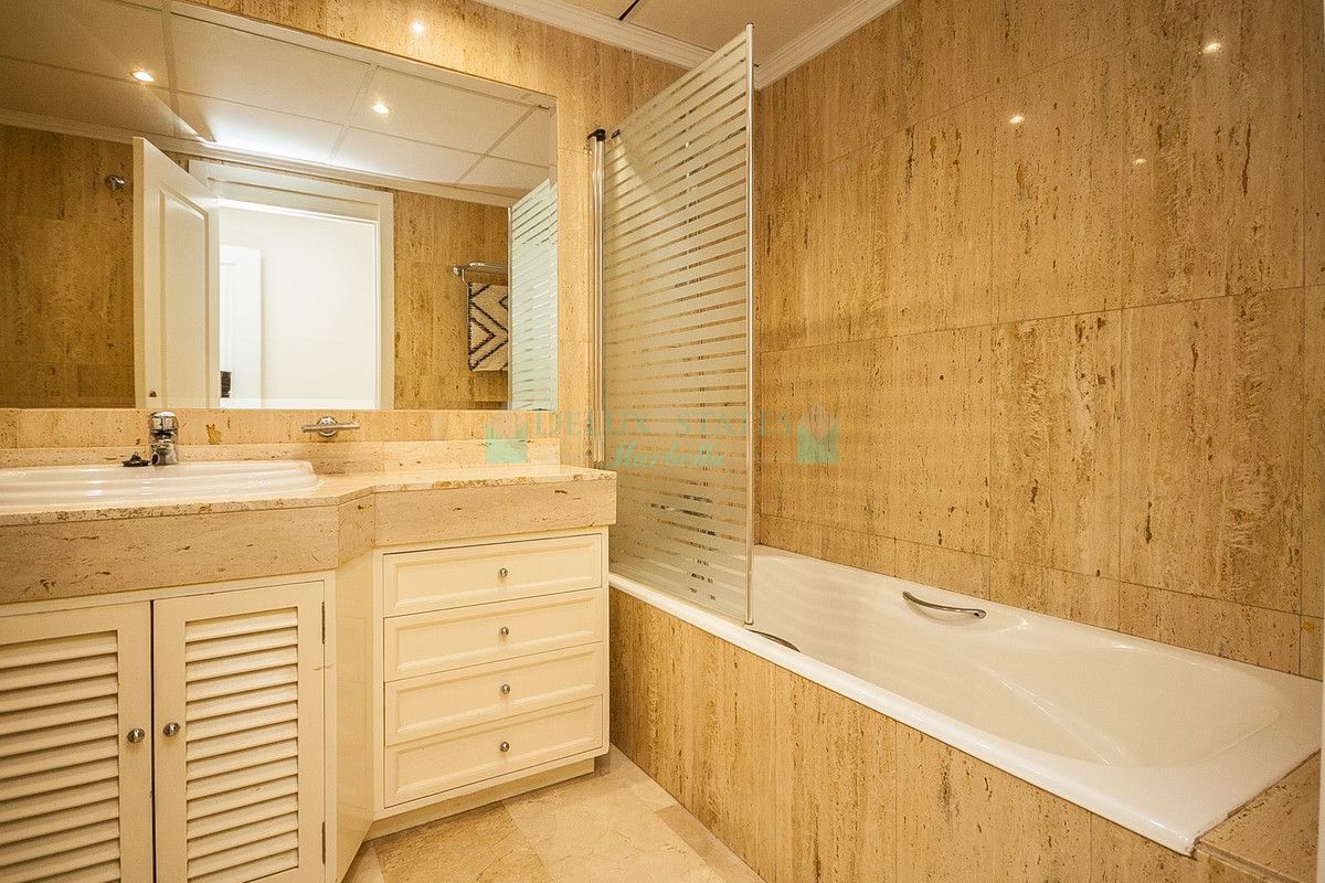 Apartamento Planta Baja en venta en Elviria, Marbella Este