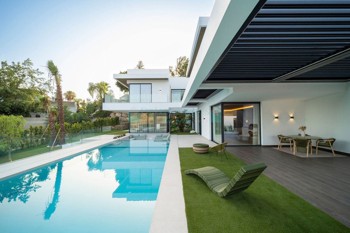 Villa for sale in El Paraiso, Estepona
