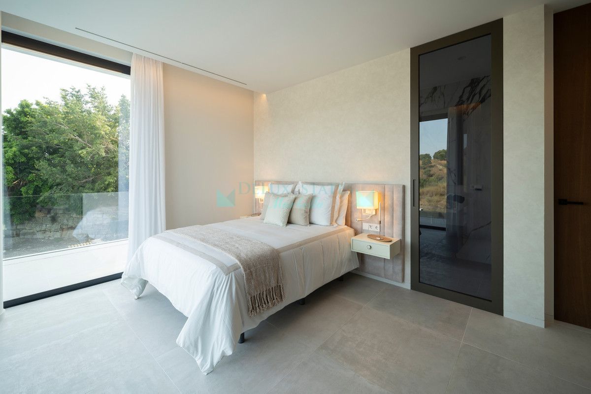 Villa for sale in El Paraiso, Estepona