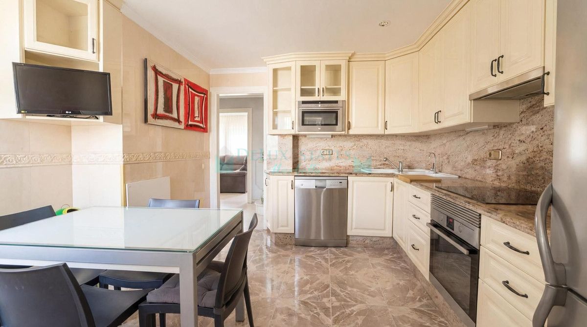 Town House for sale in Nueva Andalucia