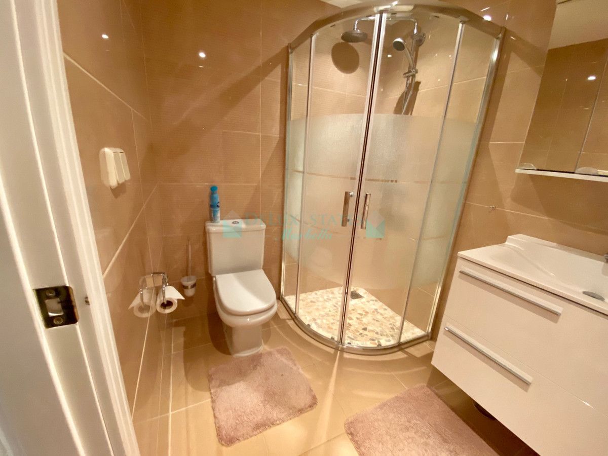 Apartamento en venta en Los Arqueros, Benahavis