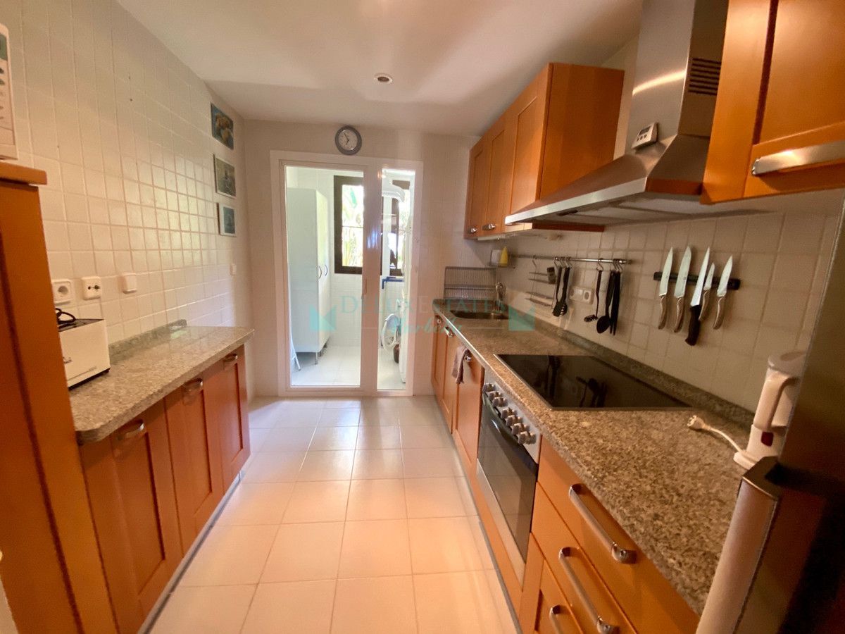 Apartamento en venta en Los Arqueros, Benahavis