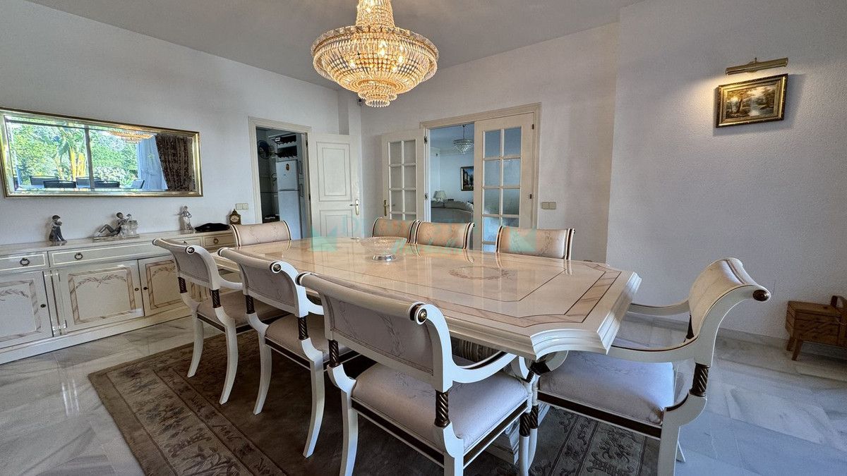 Villa en venta en El Paraiso, Estepona