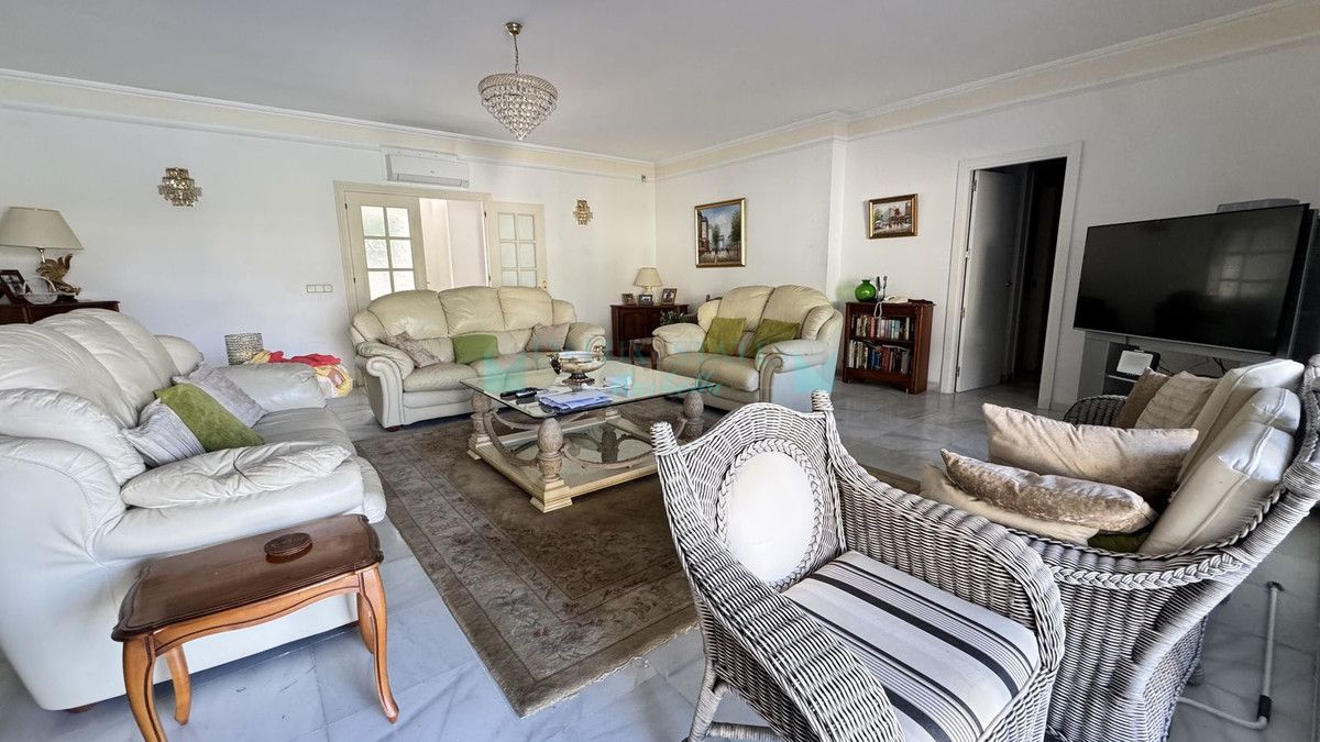 Villa en venta en El Paraiso, Estepona