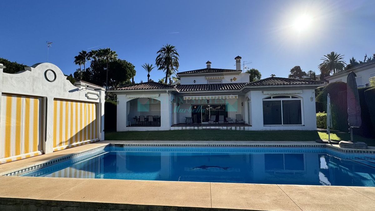 Villa en venta en El Paraiso, Estepona