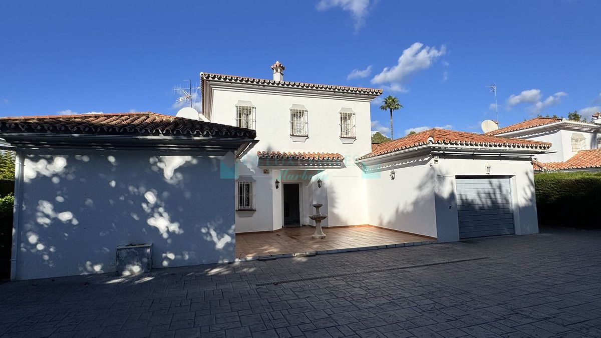 Villa en venta en El Paraiso, Estepona