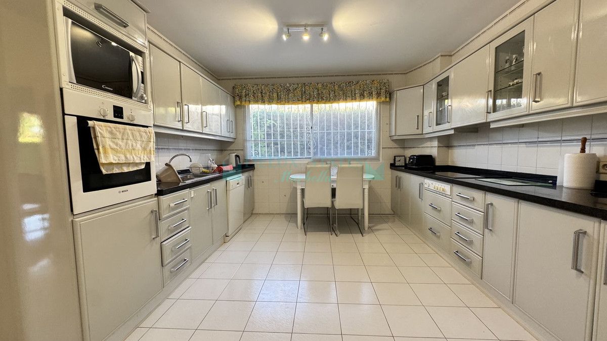 Villa en venta en El Paraiso, Estepona