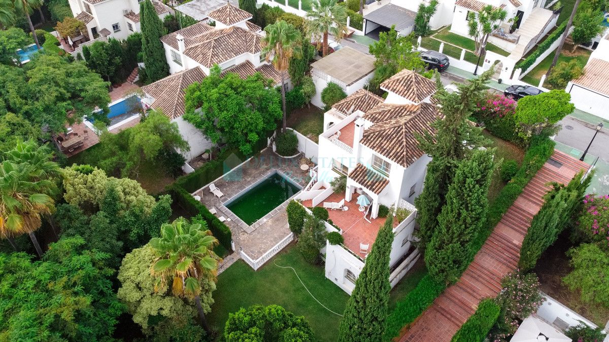 Villa for sale in Nueva Andalucia