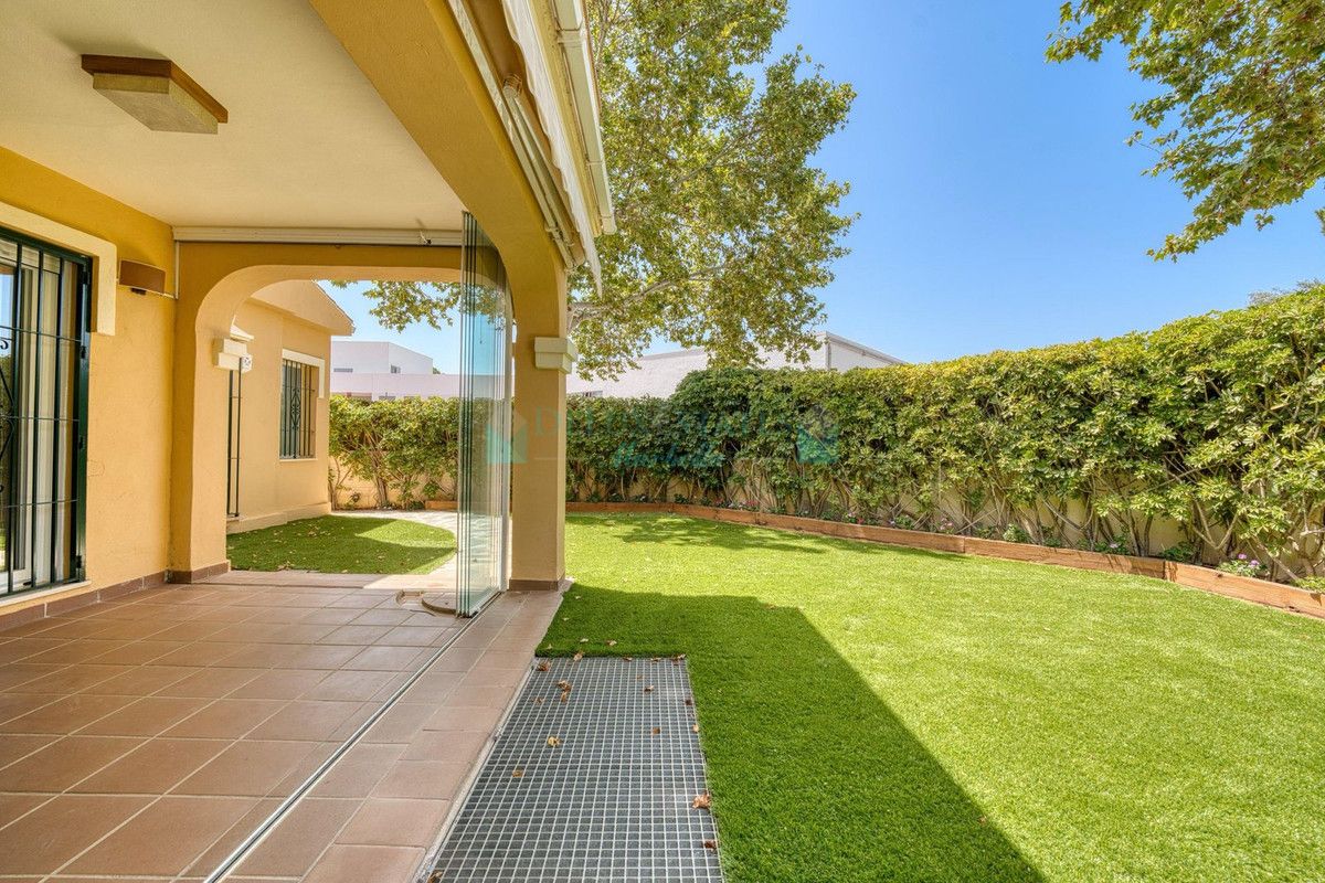 Adosado en alquiler en Elviria, Marbella Este