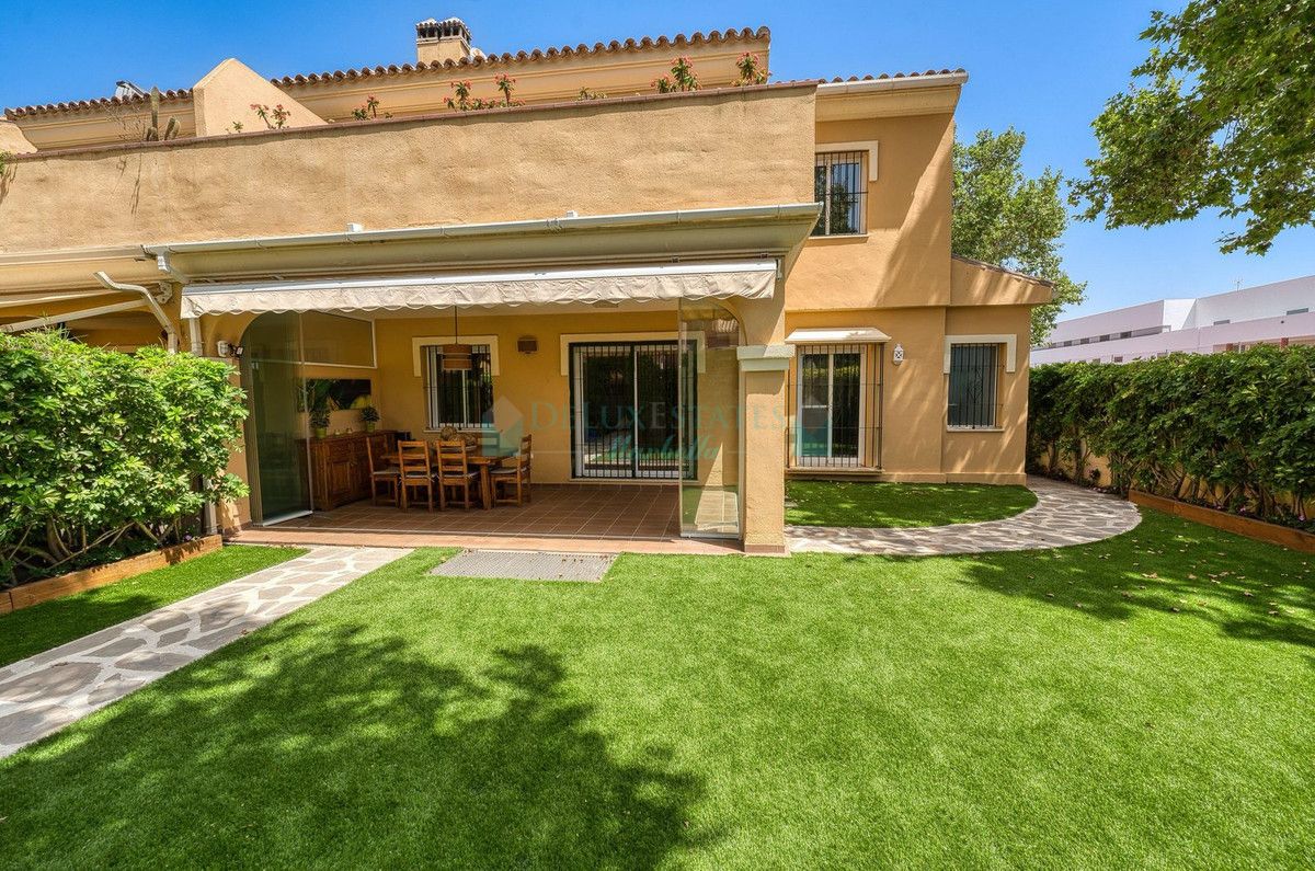 Adosado en alquiler en Elviria, Marbella Este