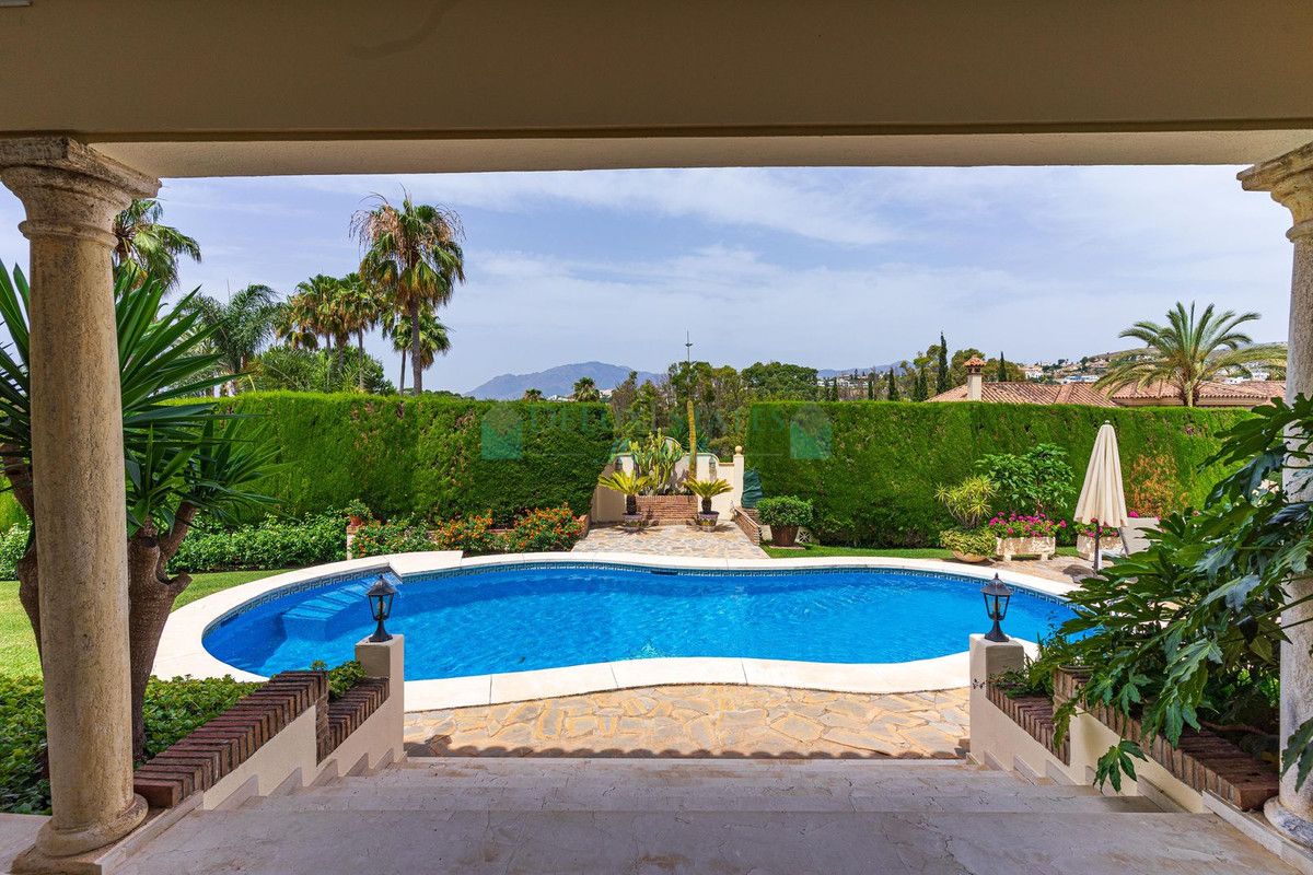 Villa en venta en El Paraiso, Estepona