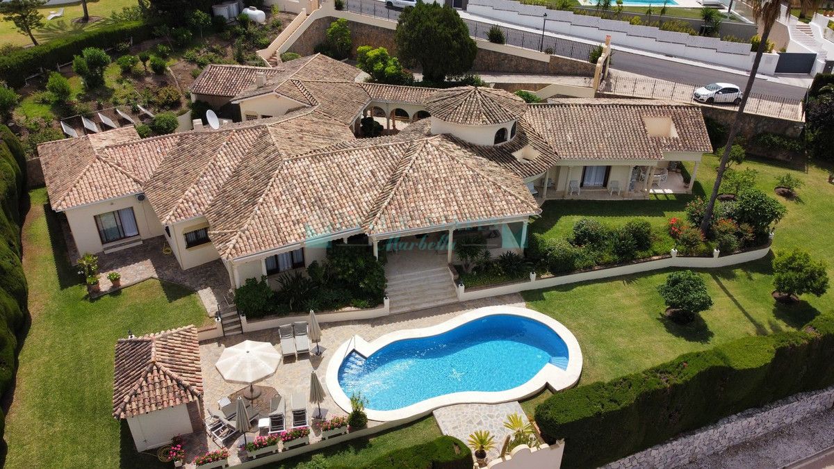 Villa en venta en El Paraiso, Estepona