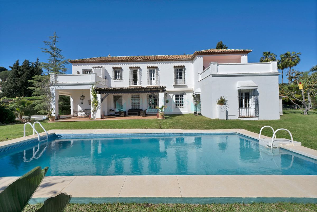 Villa for sale in Las Brisas, Nueva Andalucia