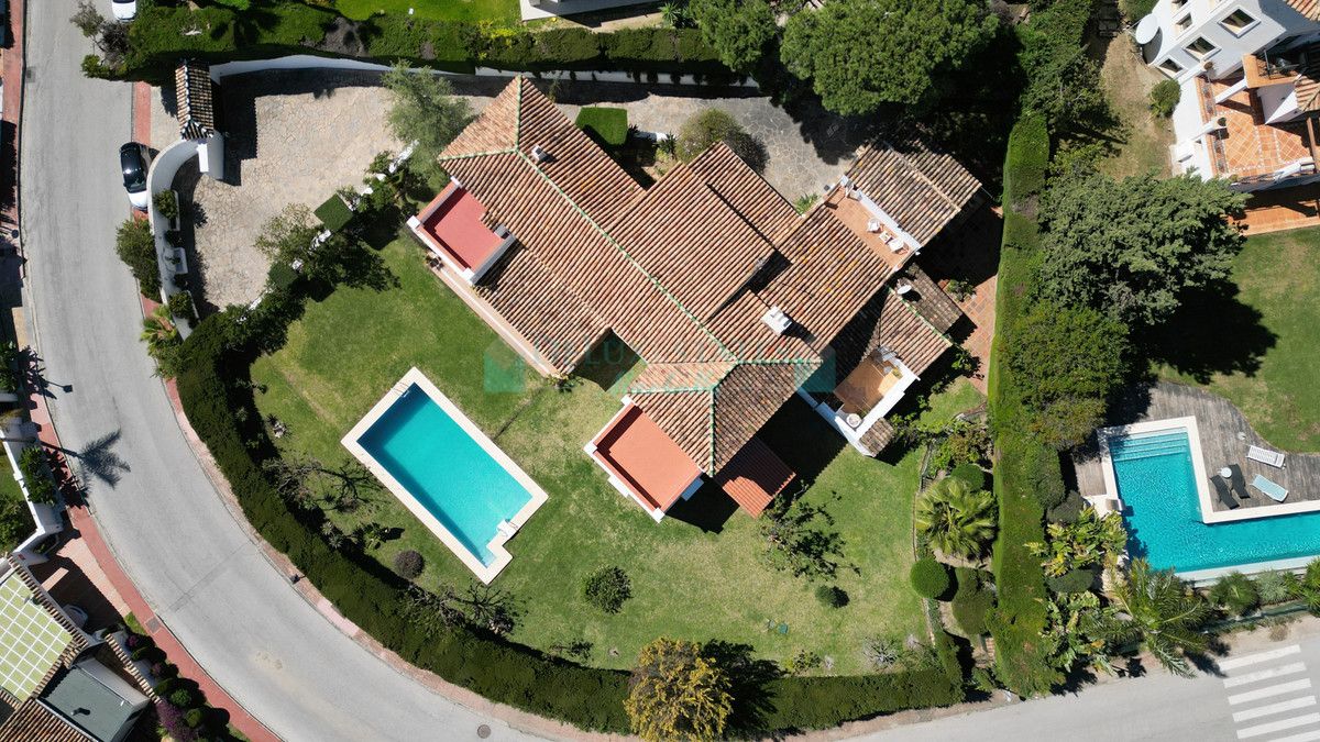 Villa for sale in Las Brisas, Nueva Andalucia