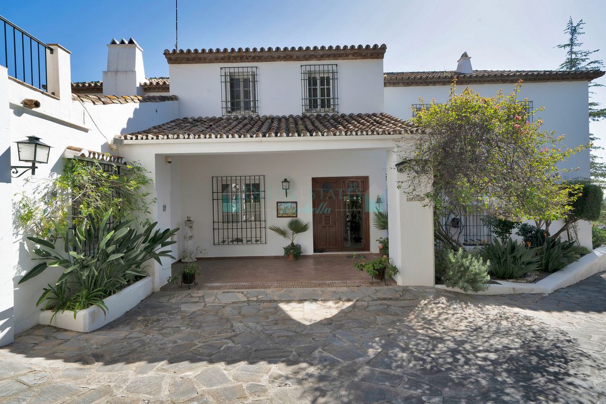 Villa for sale in Las Brisas, Nueva Andalucia