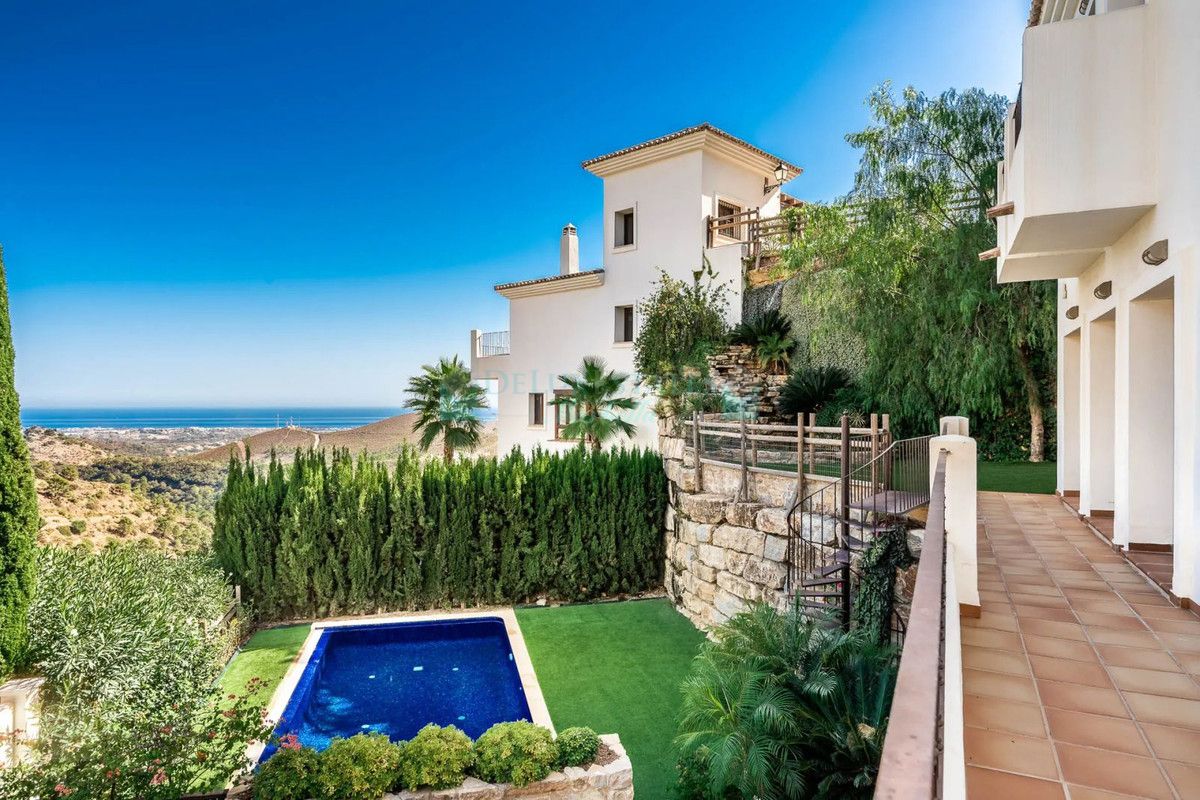 Villa for sale in Benahavis