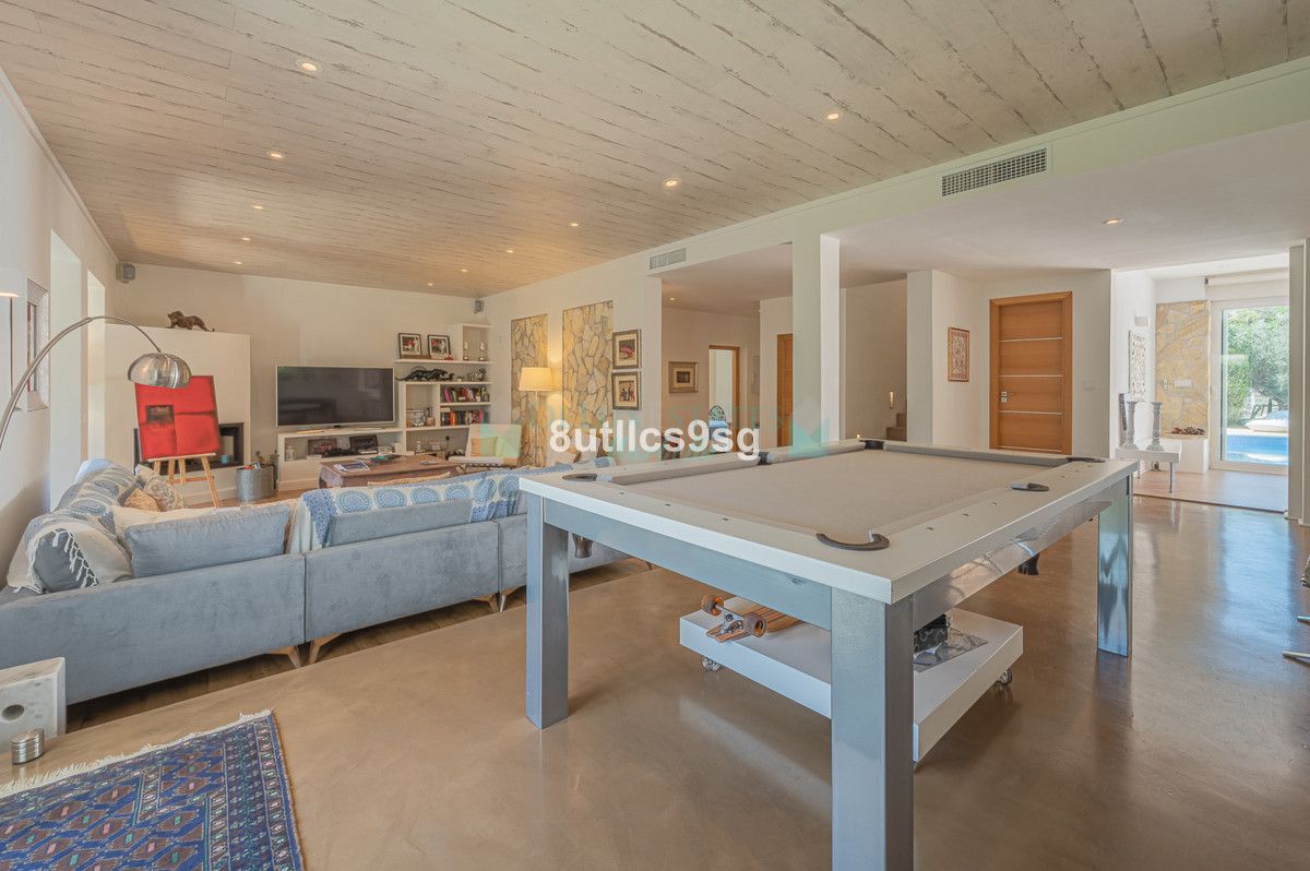 Villa for sale in Nueva Andalucia