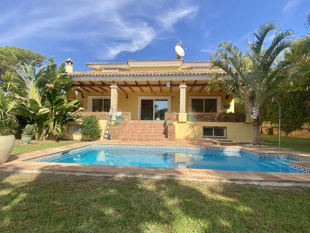 Villa en alquiler en Elviria, Marbella Este