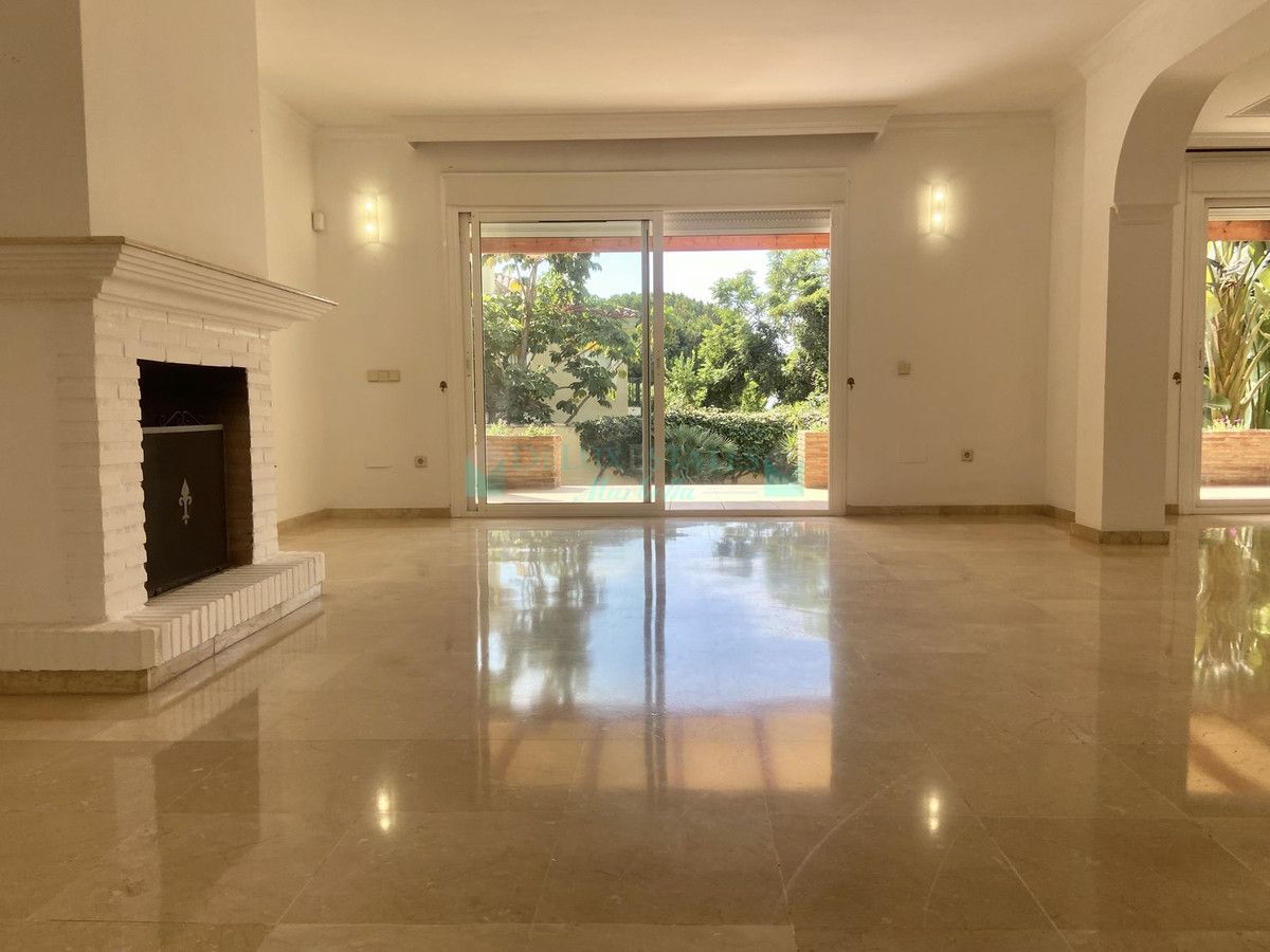 Villa en alquiler en Elviria, Marbella Este