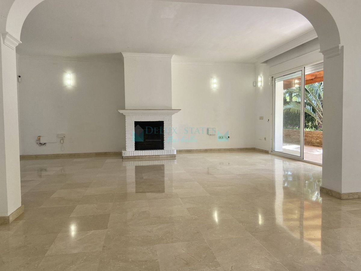 Villa en alquiler en Elviria, Marbella Este