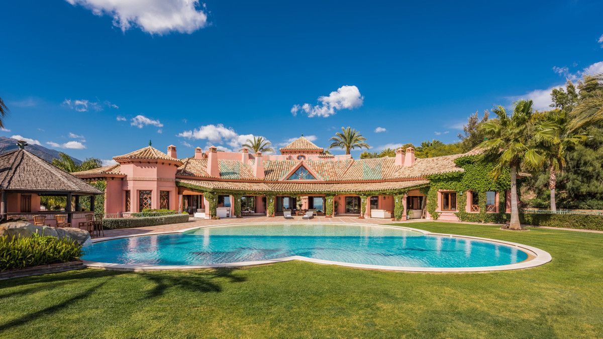 Villa for sale in Nueva Andalucia