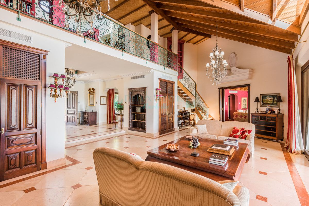 Villa for sale in Nueva Andalucia