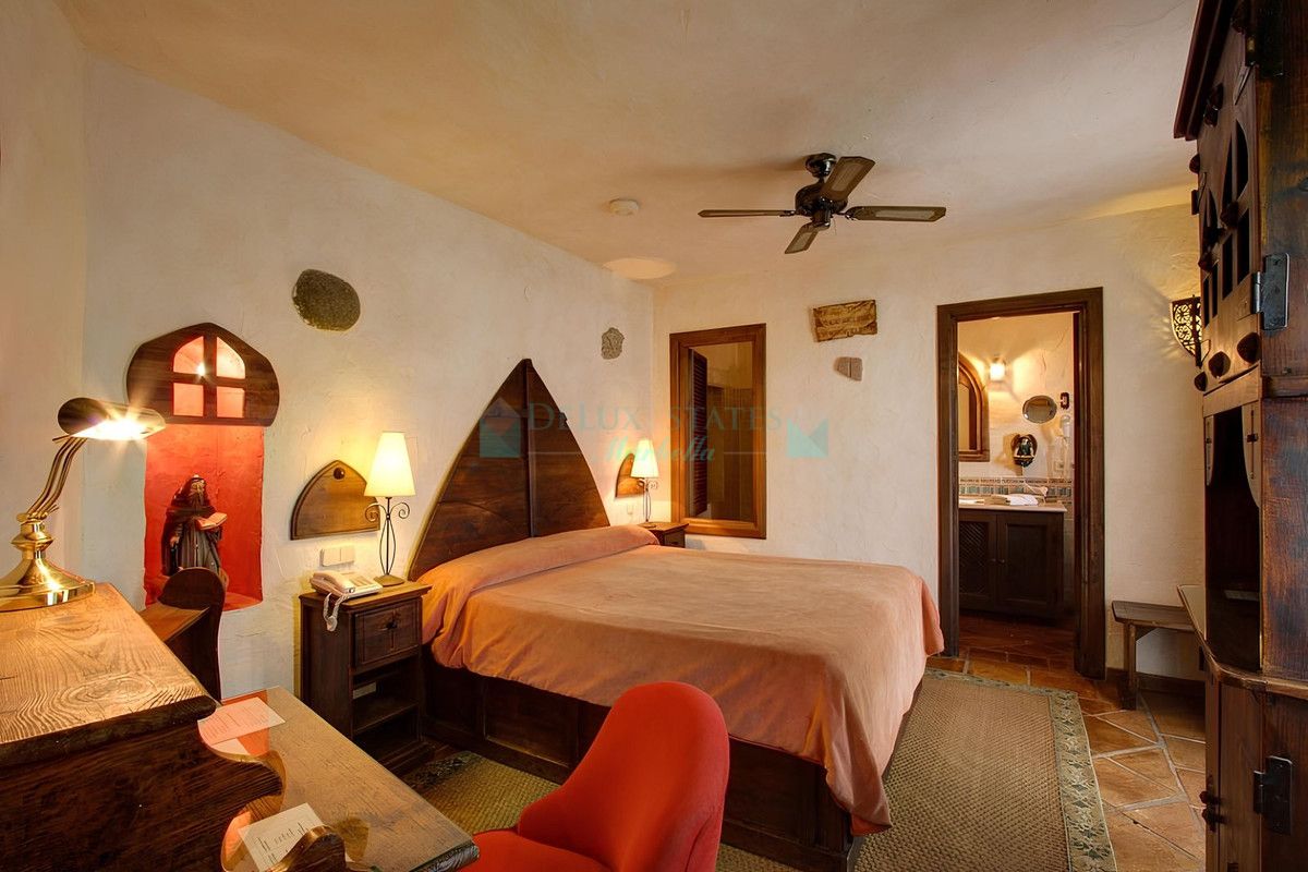 Hotel for sale in Benahavis