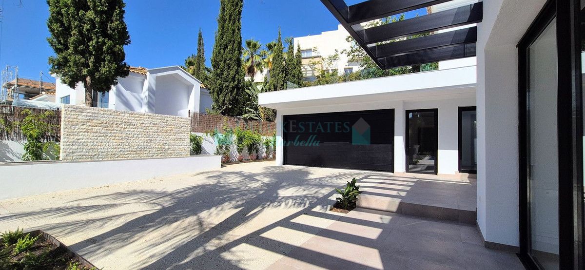 Villa en venta en El Paraiso, Estepona