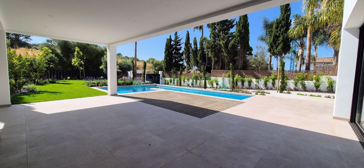 Villa en venta en El Paraiso, Estepona